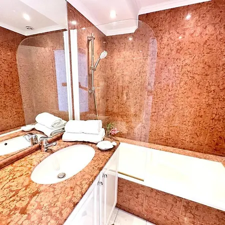 公寓 Panoramic Sea View Penthouse With Jacuzzi And 450 Sqm Terrace 昂蒂布
